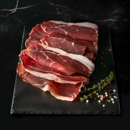 Rundvleesras: Rubia Gallega Rijping: 7 weken Marinade: 7 kruiden Herkomst: België Kwaliteit: Ambachtelijk, exclusief, halal Smaak: Mals, smaakvol, uniek Halal gecertificeerd